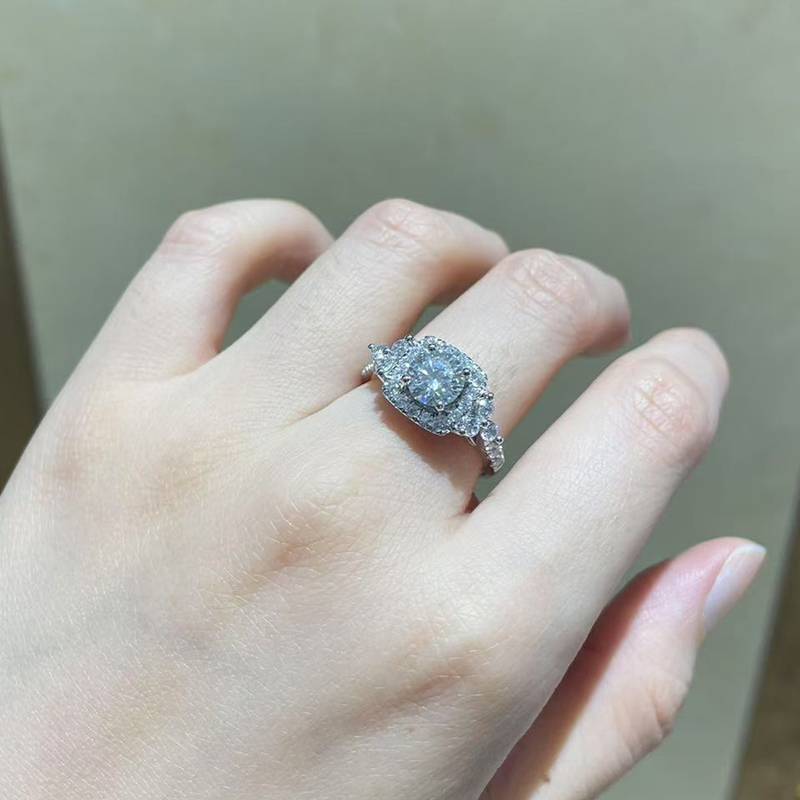 Affordable Luxury满钻Women's RingS925银镀白金定制选款主石Moissanite1.0ct/副石高碳钻